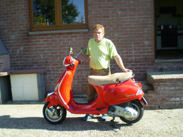 Photo de Raymond, gagnant d'une vespa grâce à l'application Android WahOO